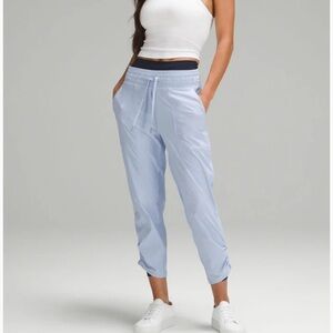 Lululemon Mid Rise Cropped Pants in Blue Denim. Size 8